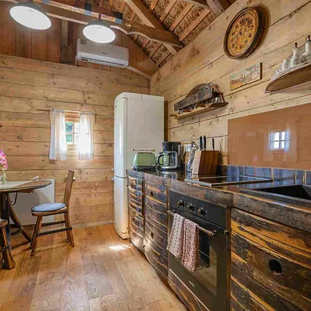 בית נופש Glamping Paradise Skatlar