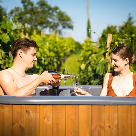 בית נופש Glamping Paradise Skatlar